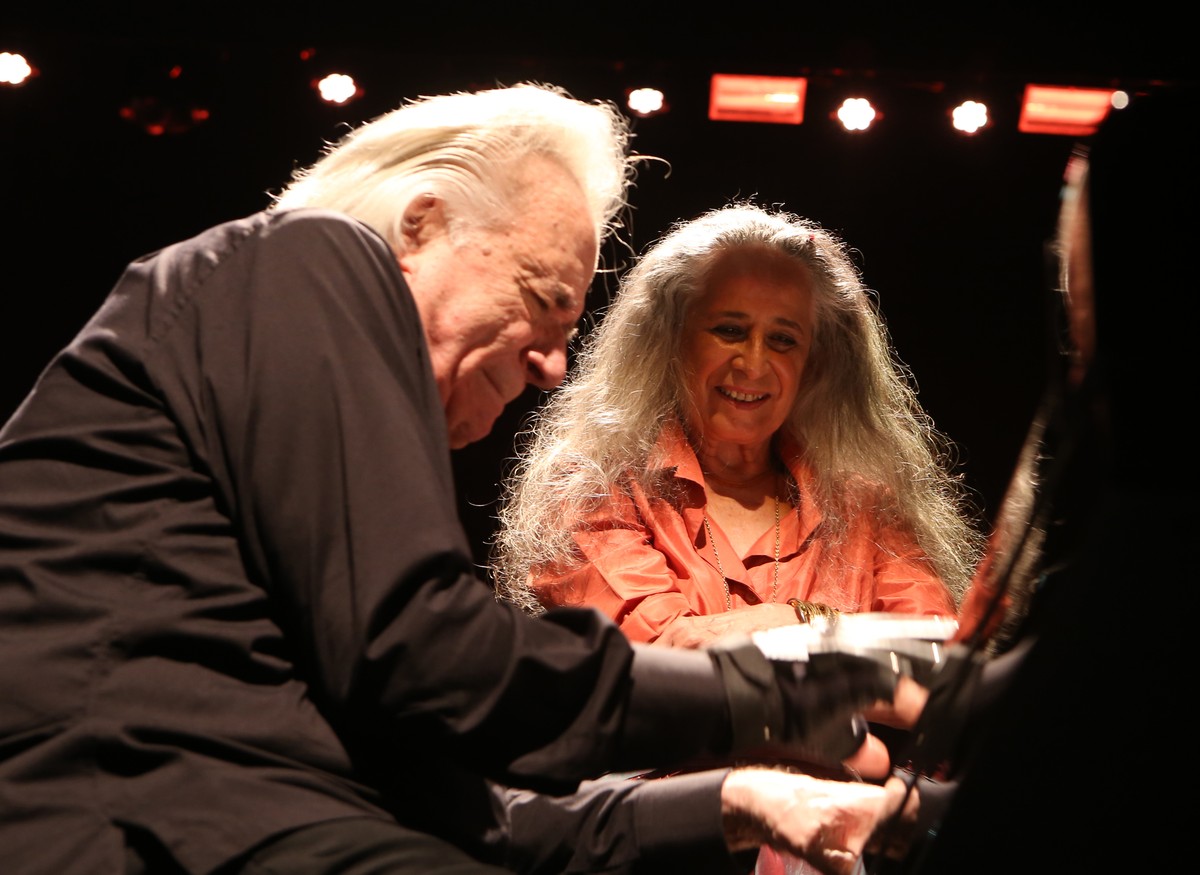 Maria Bethânia reencontro com o maestro João Carlos Martins na reabertura de casa no Rio |  Weblog do Mauro Ferreira