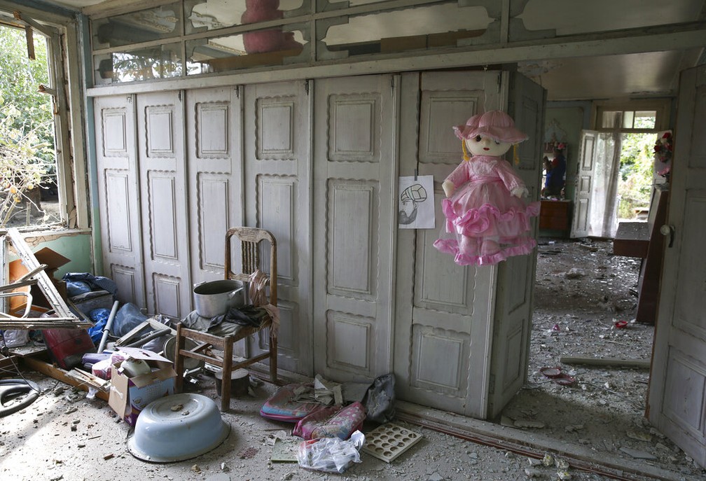 Danos em apartamento localizado em Tartar, cidade em Nagorno-Karabakh bombardeada nesta quarta-feira (30) no confronto entre Armênia e Azerbaijão — Foto: Aziz Karimov/AP Photo