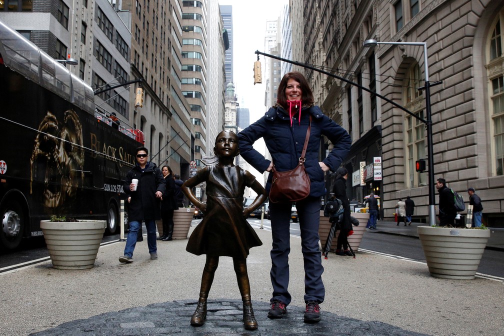 Estátua de menina 'encarando' touro celebra Dia da Mulher em Wall Street — Foto: Brendan McDermid/reuters