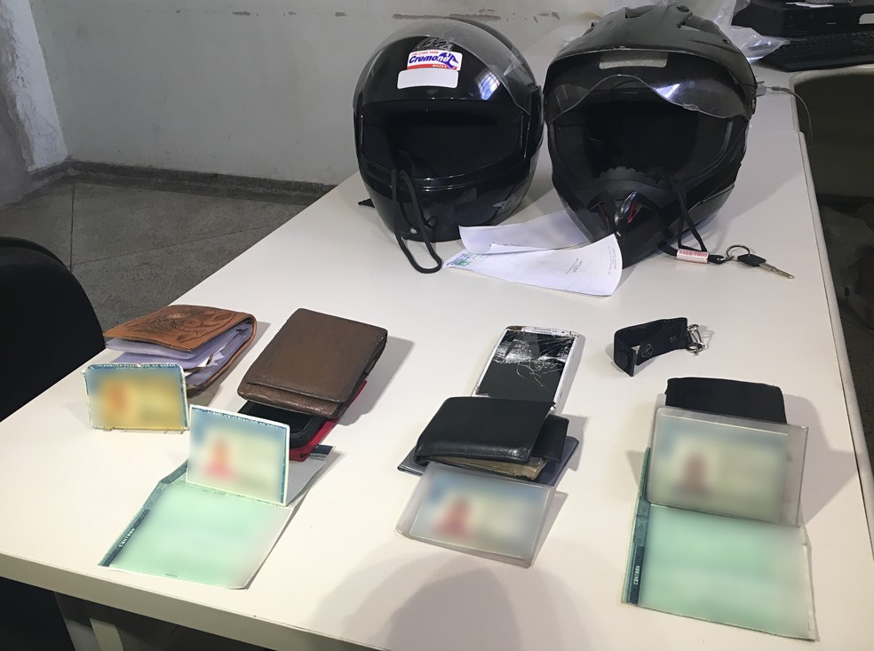 Quatro homens foram presos pela PM (Foto: Stephanie Fonseca/G1)