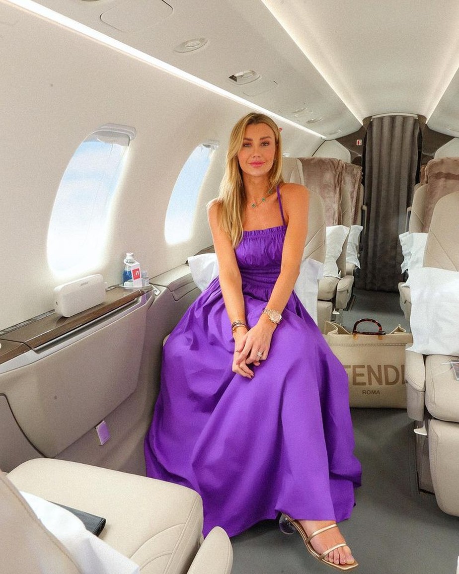Ana Paula Siebert posa em avião particular com look roxo e encanta