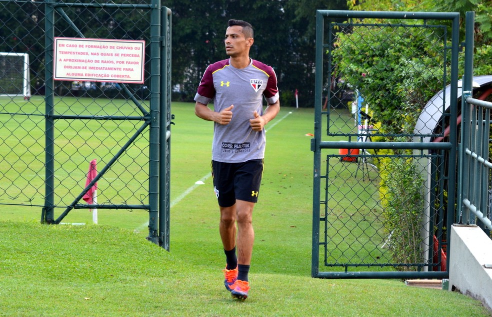 Desde que foi afastado, Cícero passou a treinar em horários alternativos no CT (Foto: Erico Leonan / site oficial do São Paulo FC)