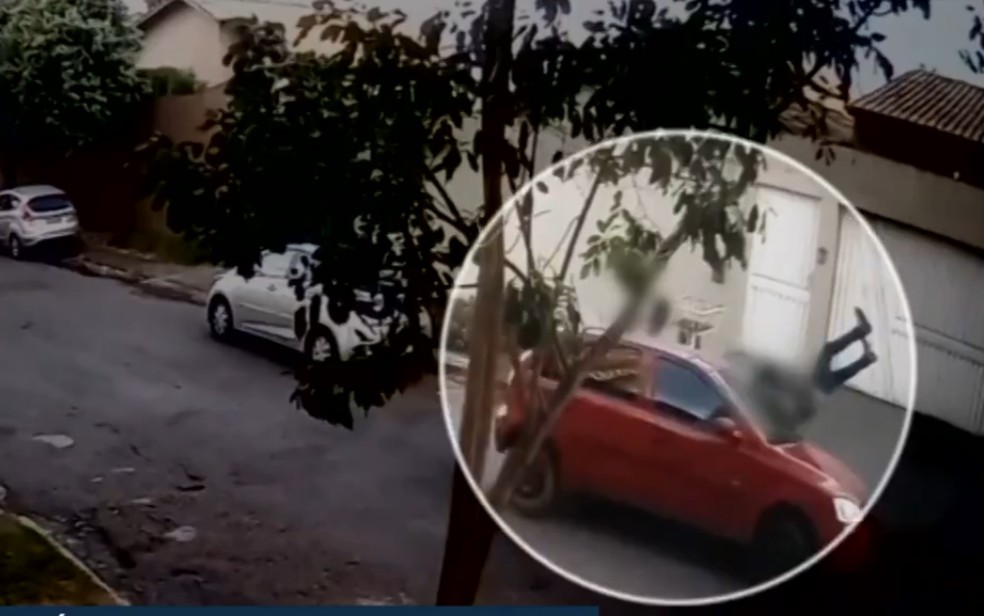 Homem gira no ar após ser atropelado por carro em Goiânia, Goiás — Foto: Reprodução/TV Anhanguera