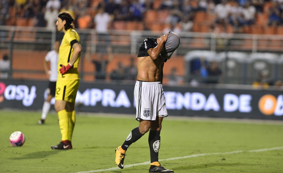 Cardoso lamenta expulsÃ£o contra o Corinthians na sua estreia entre os profissionais da Ponte  (Foto: Marcos Ribolli)