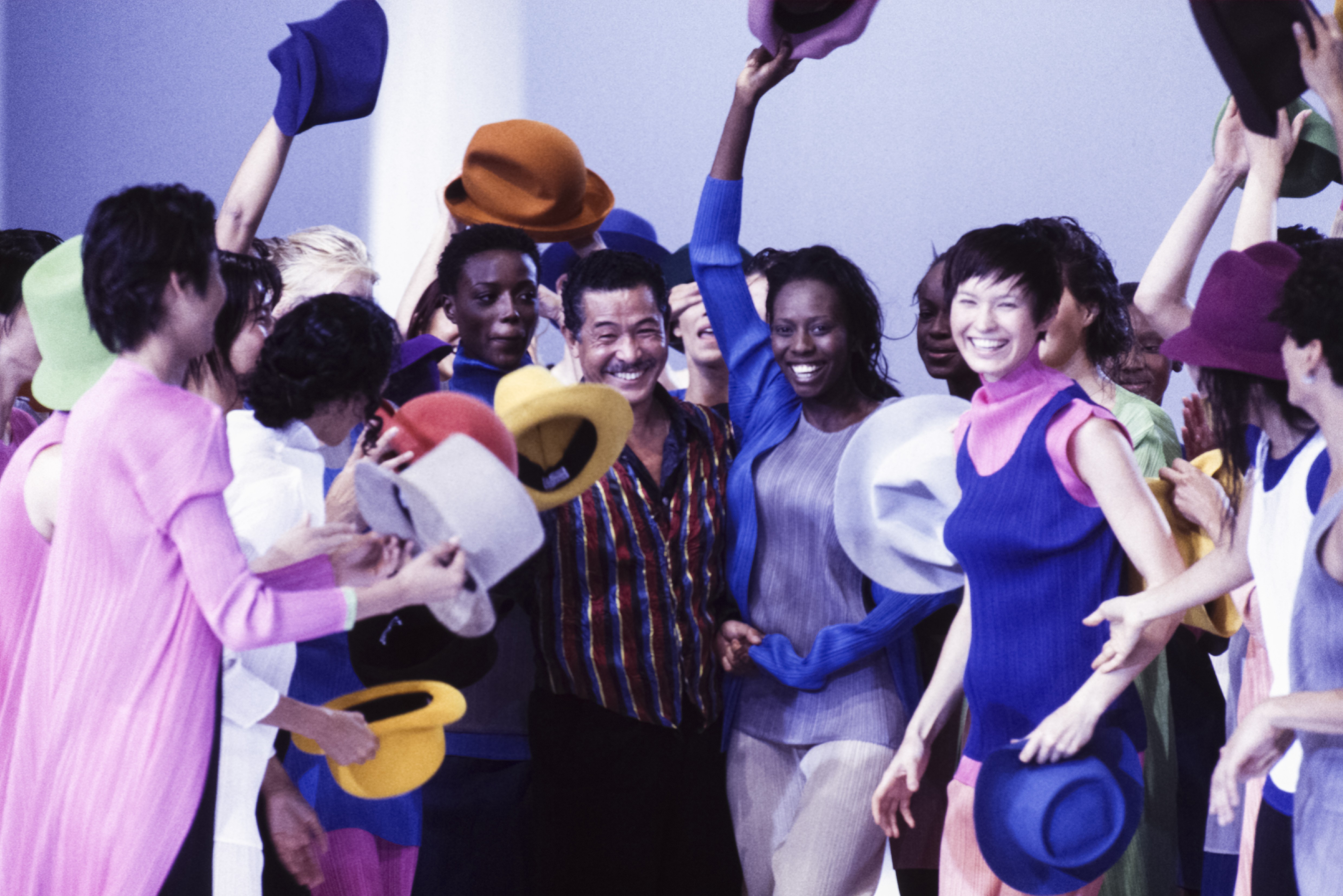 Issey Miyake et ses mannequins lors de son défilé, Prêt-à-Porter, collection Printemps-été 1994, Paris, octobre 1993, France. (Photo by PAT/ARNAL/Gamma-Rapho via Getty Images) (Foto: Gamma-Rapho via Getty Images)