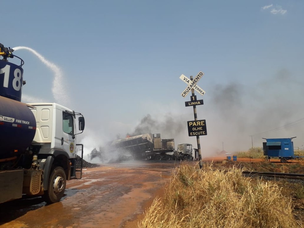 Equipes atuam no combate às chamas após acidente — Foto: Polícia Militar de Alto Taquari