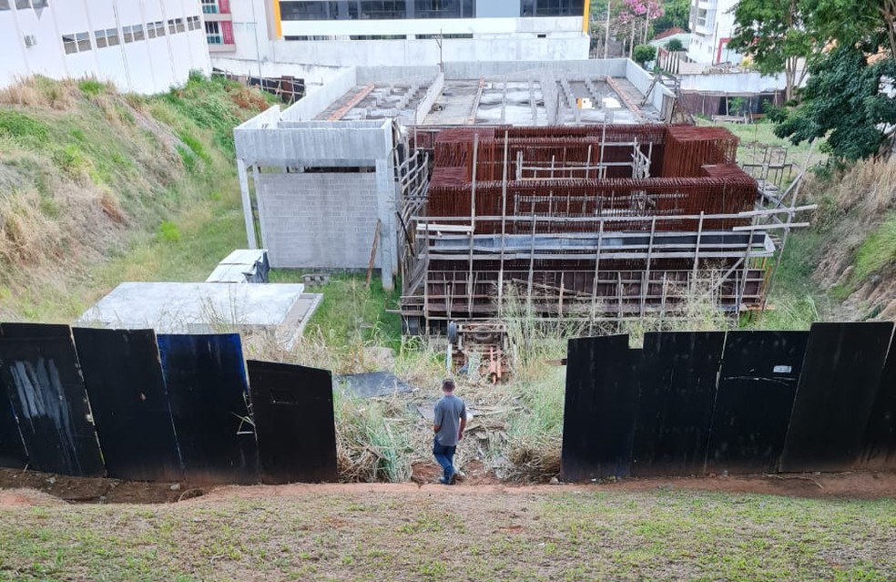 Ambulância se desloca sozinha e cai em pátio inferior do HR — Foto: Francisco Xavier de Sousa Neto/Cedida 