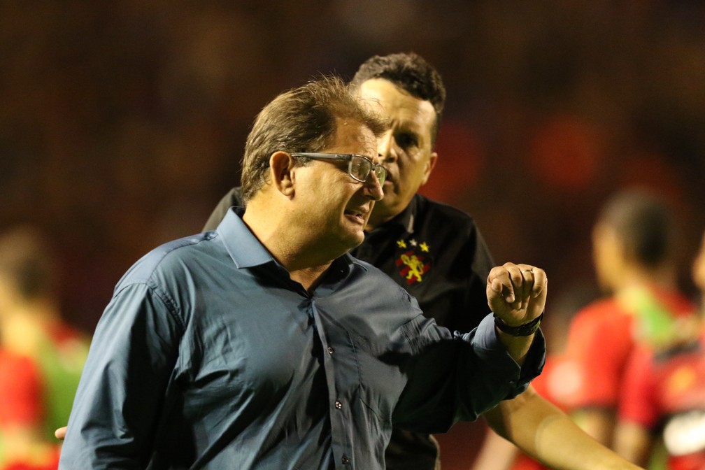 Treinador do Bahia nÃ£o quis papo com tÃ©cnico rubro-negro (Foto: Aldo Carneiro / Pernambuco Press)