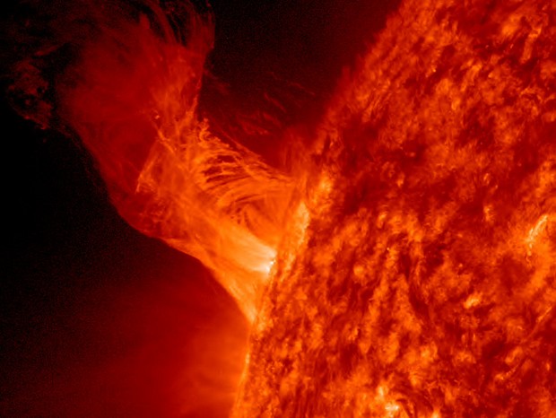 IN SPACE - DECEMBER 31: In this handout from NASA, a solar eruption rises above the surface of the sun December 31, 2012 in space. According to NASA the relatively minor eruption extended 160,000 miles out from the Sun and was about 20 times the diameter  (Foto: Getty Images)
