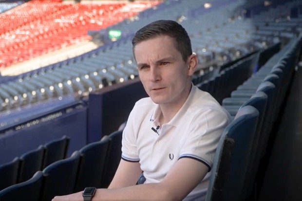 Craig Napier, árbitro escocês se declarou gay através de um vídeo da Associação Escocesa de Futebol (Foto: Reprodução / Twitter)