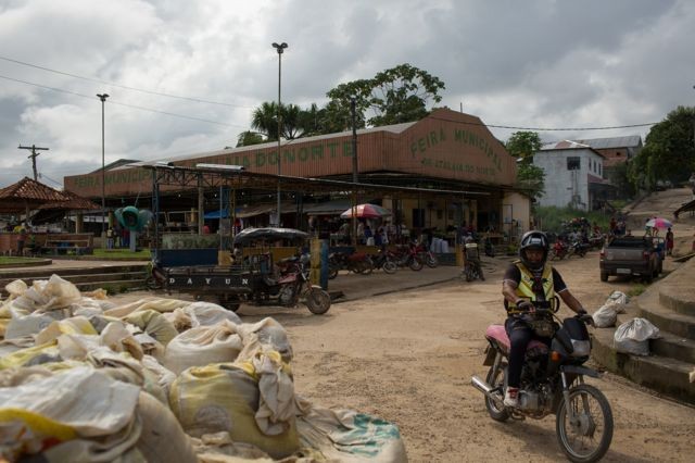 Feira Municipal de Atalaia do Norte (AM), onde é possível comprar carne de caça (Foto: BRUNO KELLY/AMAZÔNIA REAL)