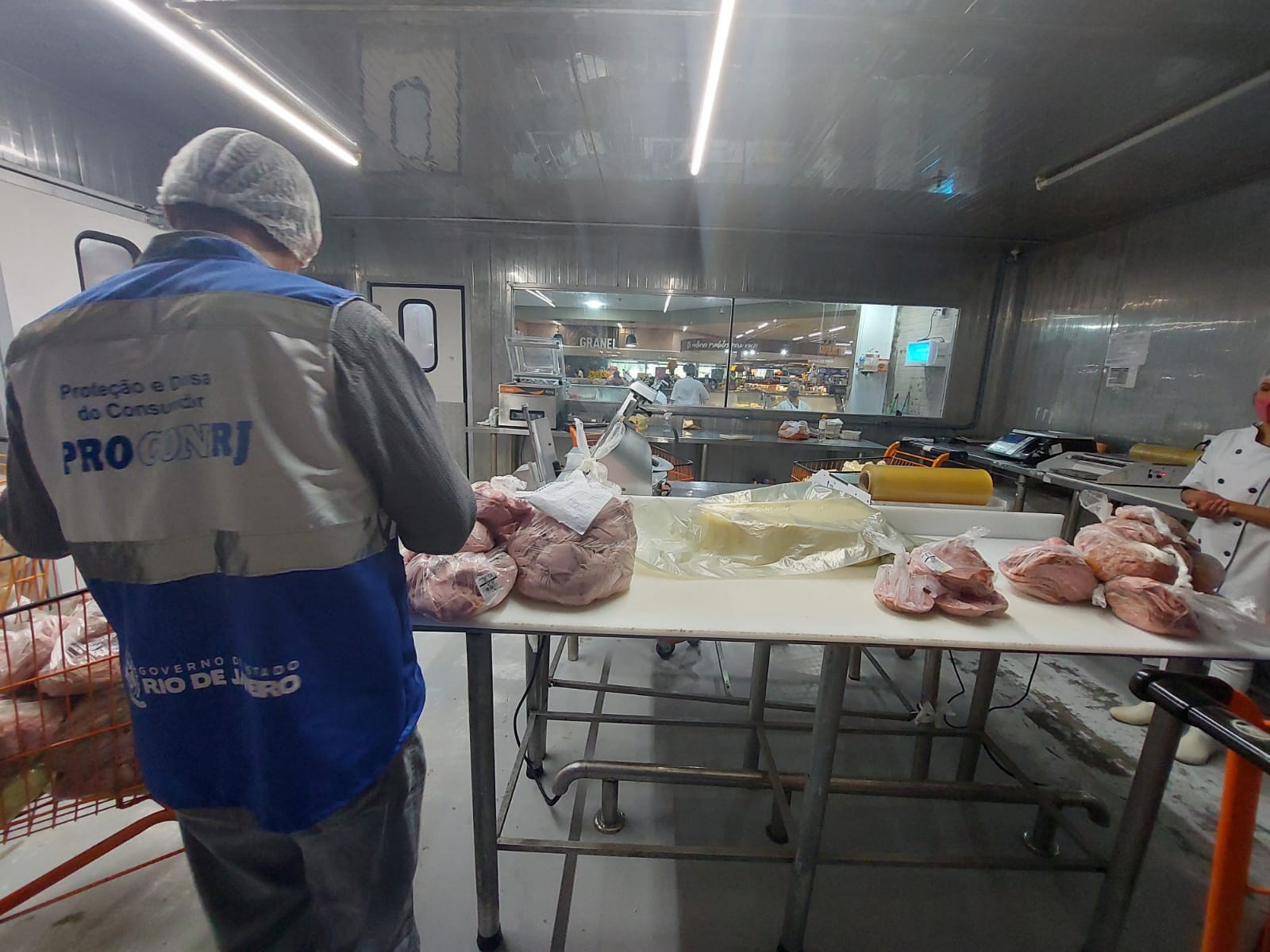Quase 280 kg de produtos impróprios para o consumo são descartados em operação do Procon em Paraty