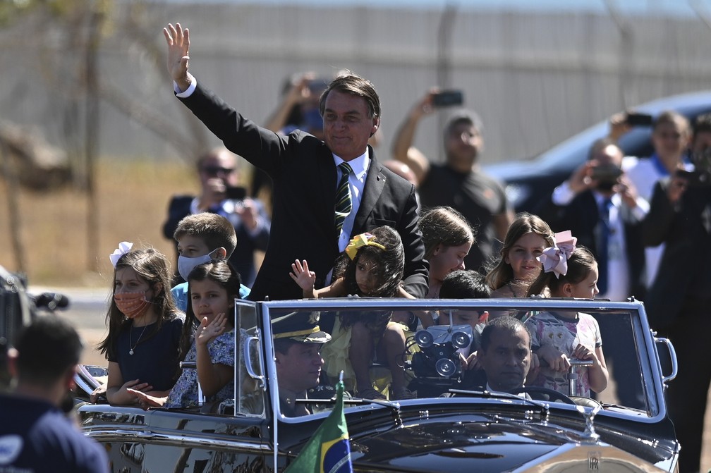 7 de setembro - Sem máscara, o presidente Jair Bolsonaro desfila com crianças na cerimônia do 7 de Setembro — Foto: Andre Borges/AP