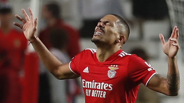 Gilberto comemora seu gol pelo Benfica contra o Dínamo de Kiev