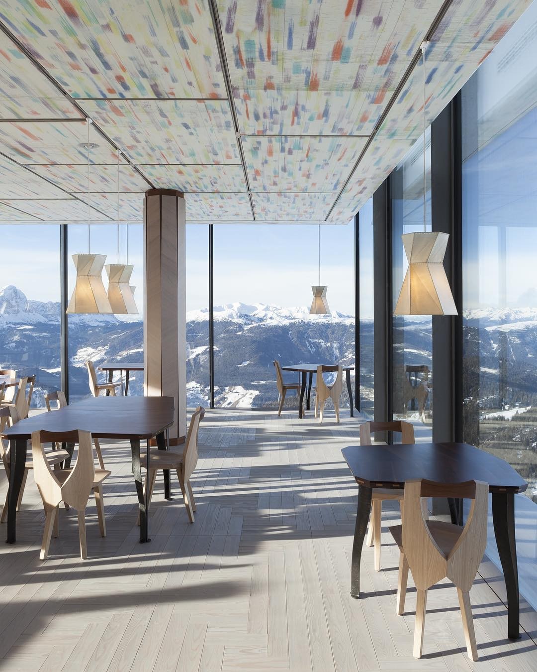 No topo dos alpes italianos, restaurante encanta com vistas arrebatadoras (Foto: Divulgação)