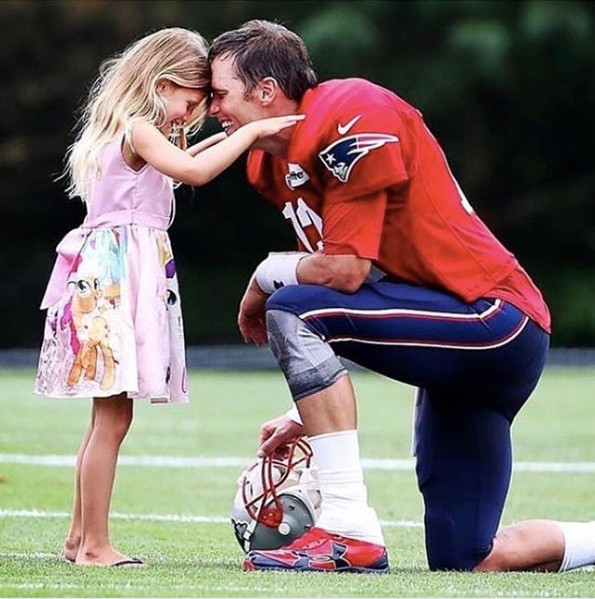 Vivian, 5 anos, faz ritual de boa sorte para o pai, o jogador Tom Brady (Foto: Reprodução Instagram)