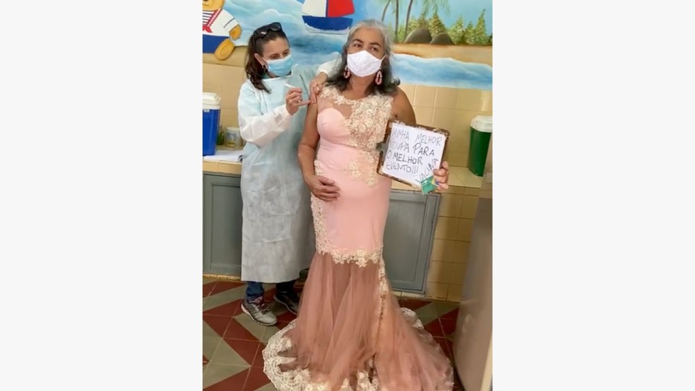 Anoflas tem 57 anos e decidiu usar vestido que comprou para formatura, mas acabou não usando, para se vacinar — Foto: Divulgação