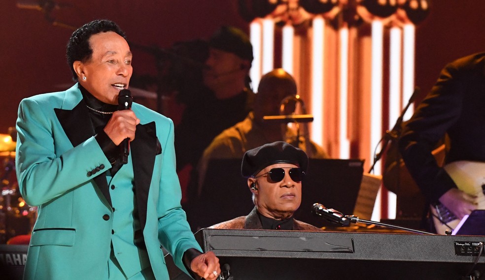 Os cantores Smokey Robinson e Stevie Wonder em homenagem à Motown no Grammy — Foto: Valerie Macon/AFP