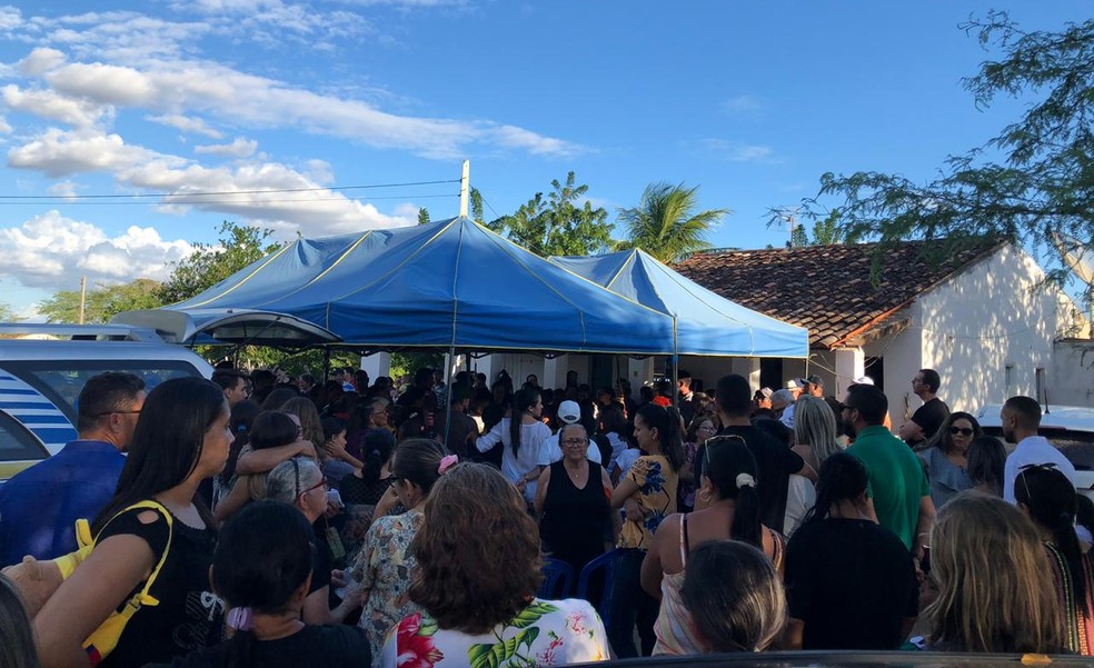 Familiares, amigos e vizinhos lotaram a casa dos pais de Linaldo Xavier para o adeus ao copiloto — Foto:  www.italotimoteo.com.br