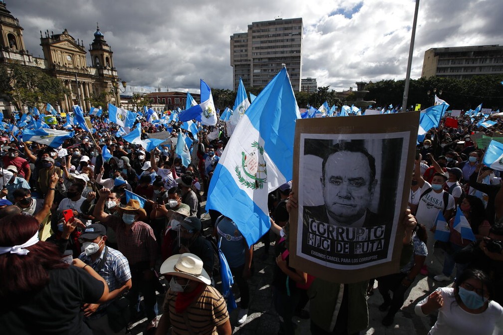 Protesto pacífico no centro da Cidade da Guatemala contra o governo do presidente Alejandro Giammattei neste sábado (21) — Foto: Moises Castillo/AP Photo