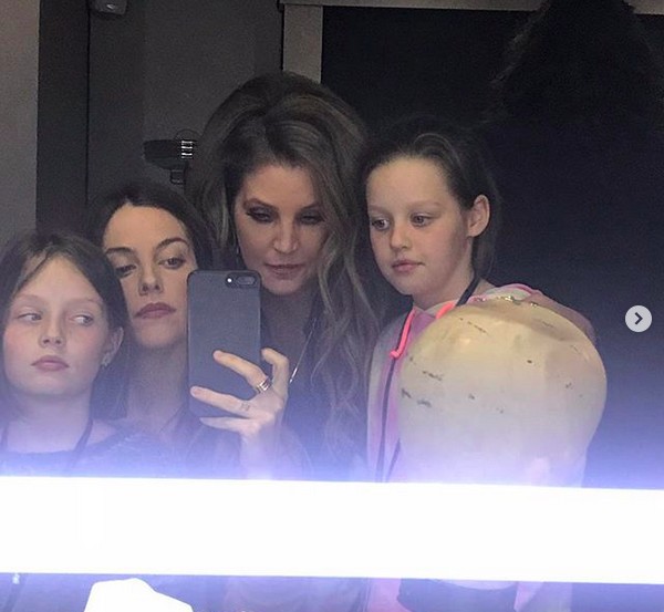 Filha de Lisa Marie Presley partilha imagem do último encontro com a mãe -  Fama Show