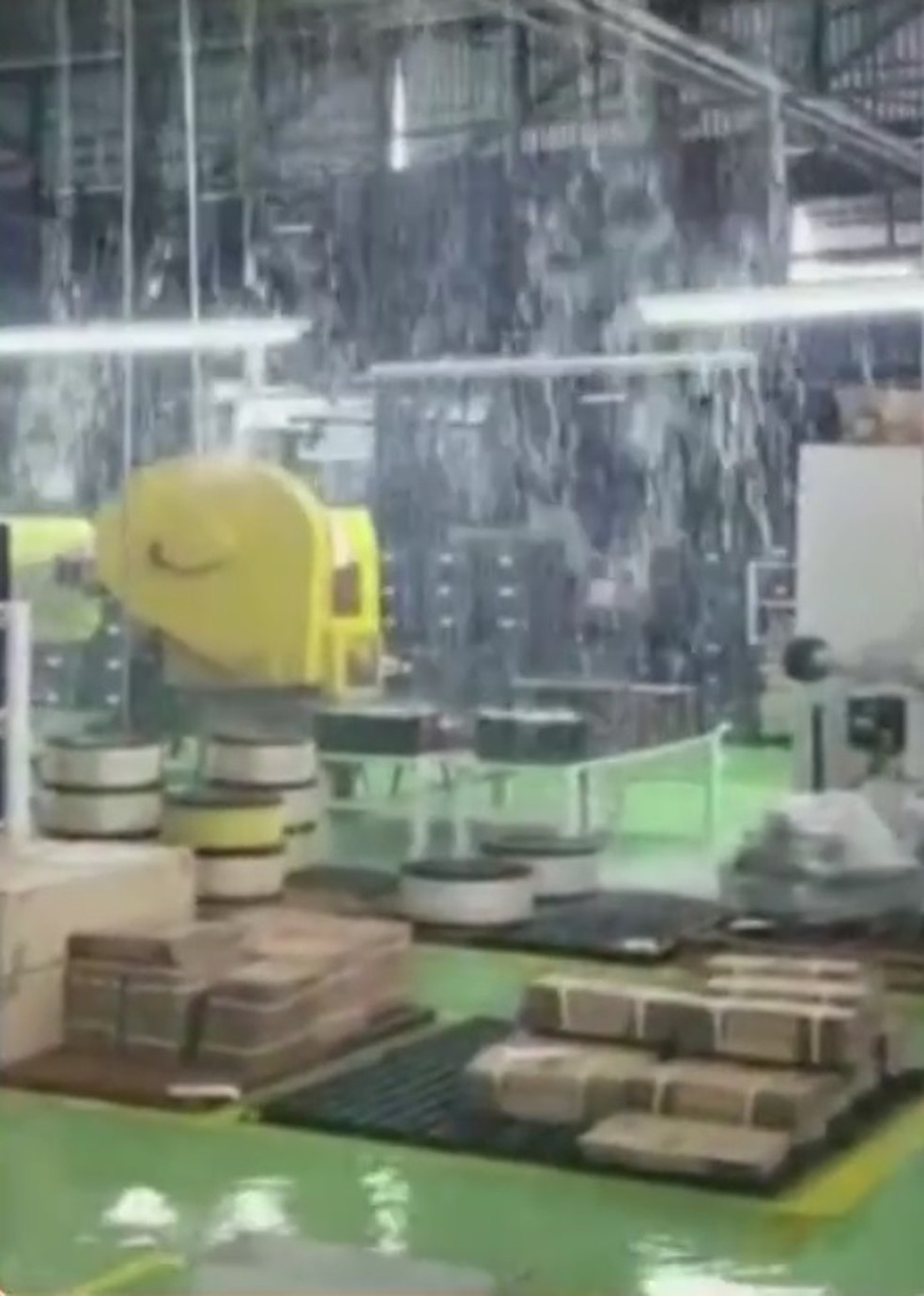 Chuva invadiu empresa em Garça — Foto: Reprodução/TV TEM