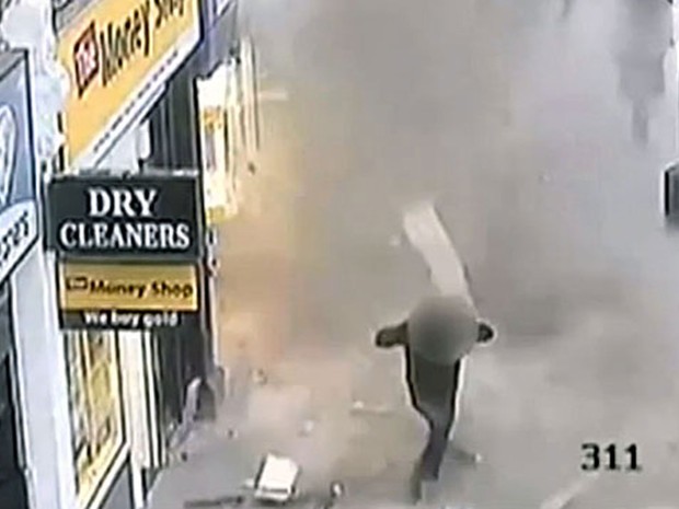 Câmeras de segurança registraram o momento em que parte do telhado de um prédio desaba sobre uma calçada em Londres (Foto: BBC)