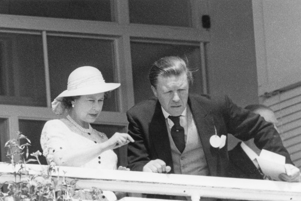 A Rainha Elizabeth 2ª com o amigos Sir Michael Oswald durante um evento equestre em junho de 1980 (Foto: Getty Images)