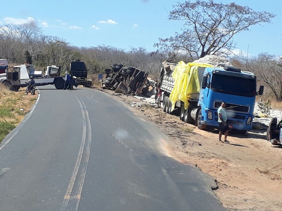 Caminhões com produção agrícola do Piauí enfrentam pista estreita e desnível (Foto: Rorisvaldo Carvalho)