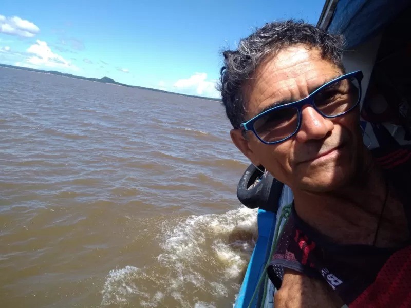 O ribeirinho Djalma Moreira Lima mostra água barrenta do rio Tapajós nas proximidades de Santarém, em janeiro (Foto: DJALMA MOREIRA LIMA/ARQUIVO PESSOAL via BBC News Brasil)