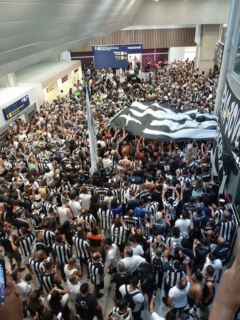 Torcida do Botafogo lota o aeroporto para receber Honda — Foto: Davi Barros / GloboEsporte.com