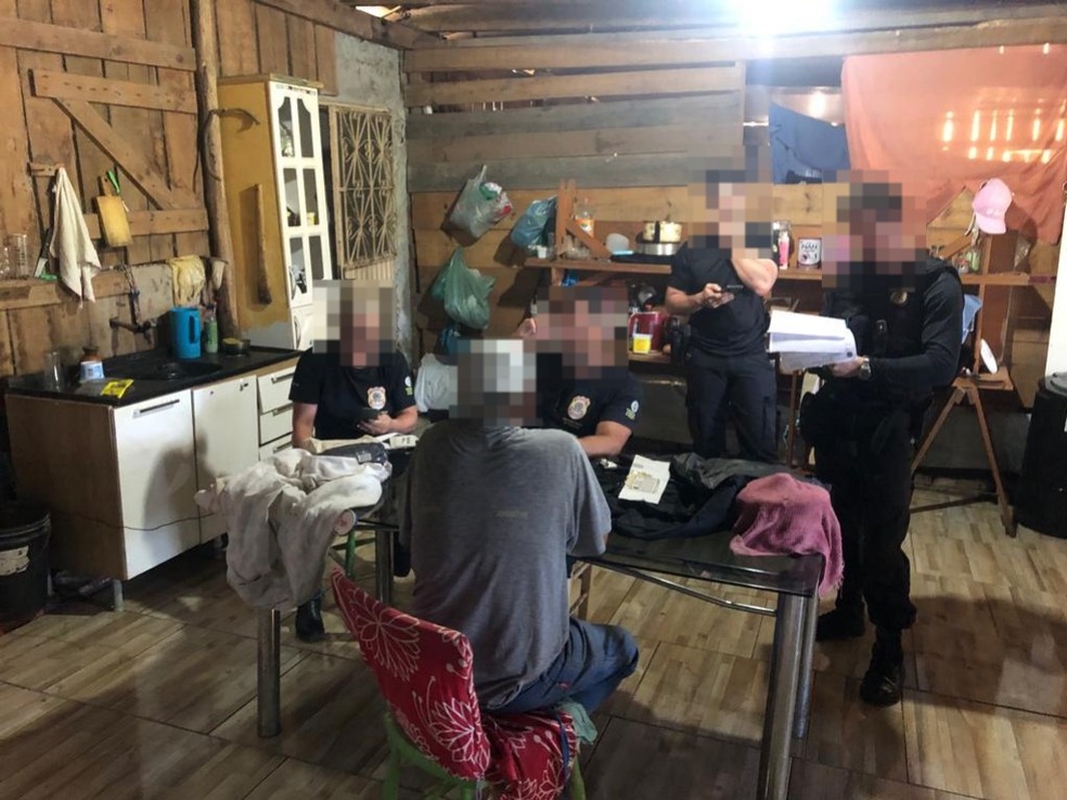 Homem resgatado conversa com fiscais em S&atilde;o Jos&eacute; do Herval &mdash; Foto: MTE/Divulga&ccedil;&atilde;o