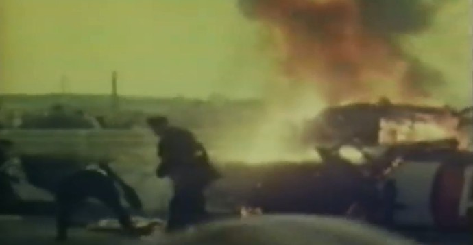 A equipe médica e os bombeiros pouco puderam fazer para evitar o alto número de vítimas fatais em Le Mans (Foto: Reprodução)