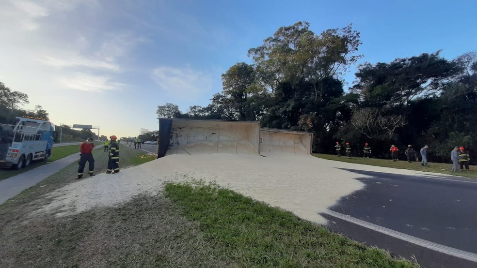 Acidente entre caminhões deixa um morto e interdita a Rodovia Washington Luís em São Carlos — Foto: CBN São Carlos