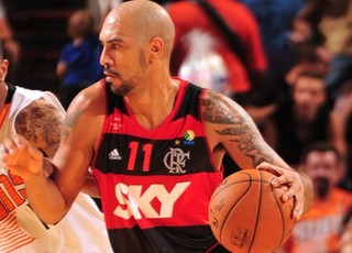 Com suspeita de dengue, Marquinhos é dúvida no Fla para encarar o Bauru