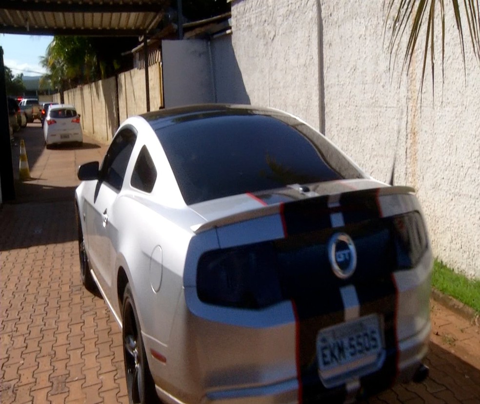 Carro de luxo foi apreendido durante operação da Polícia Federal (Foto: Reprodução)