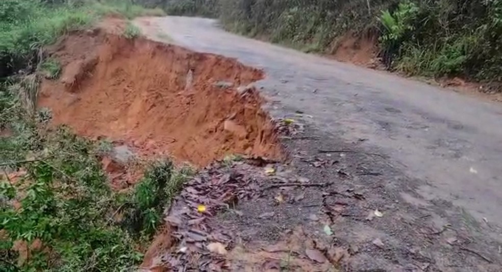 Asfalto cede após deslizamento na estrada Boca do Leão — Foto: Reprodução/Redes sociais 
