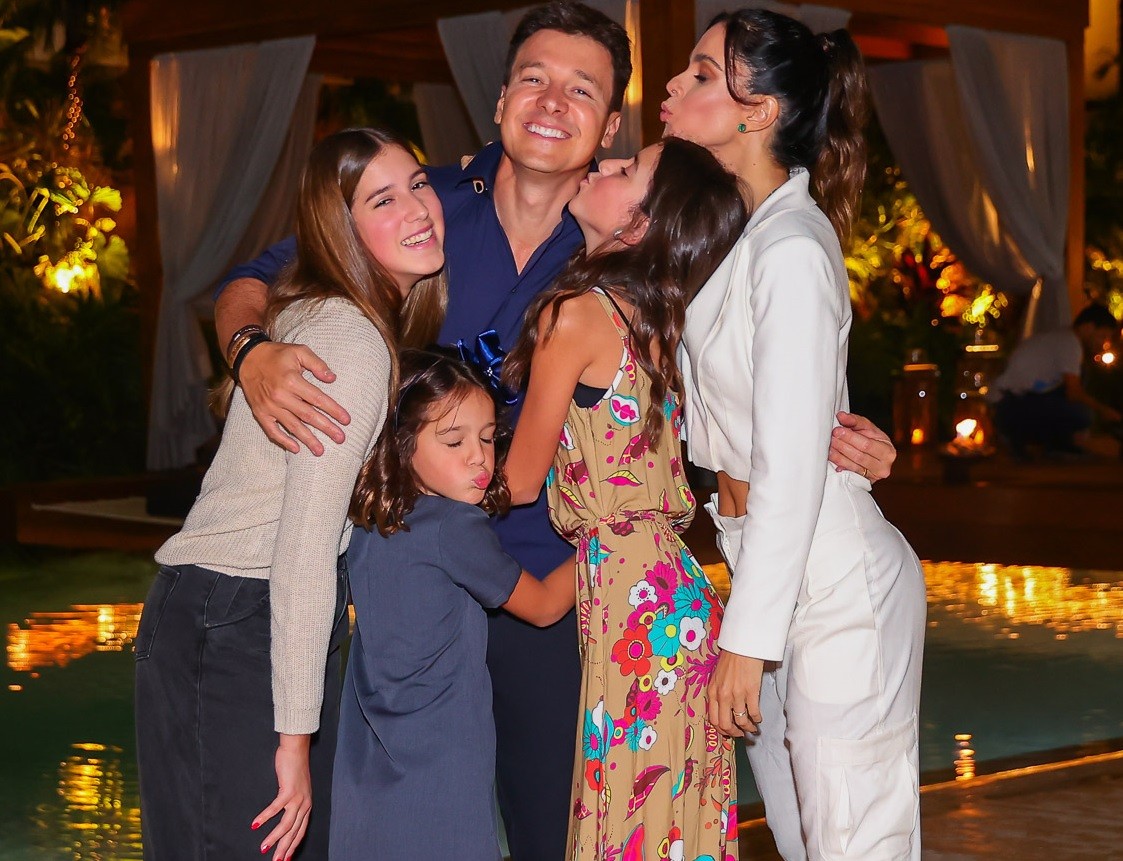 Rodrigo Faro reúne família e amigos em festa na mansão