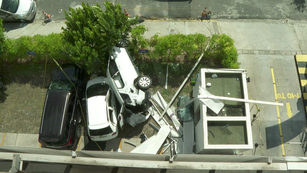 Carro despencou de edifício-garagem no Recife — Foto: Reprodução/TV Globo