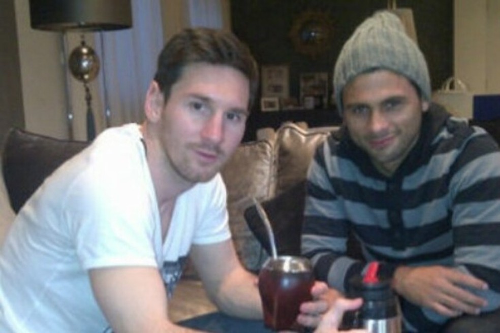 Os primos Messi e Maxi Biancucchi, tomando um chimarrão  — Foto: Reprodução