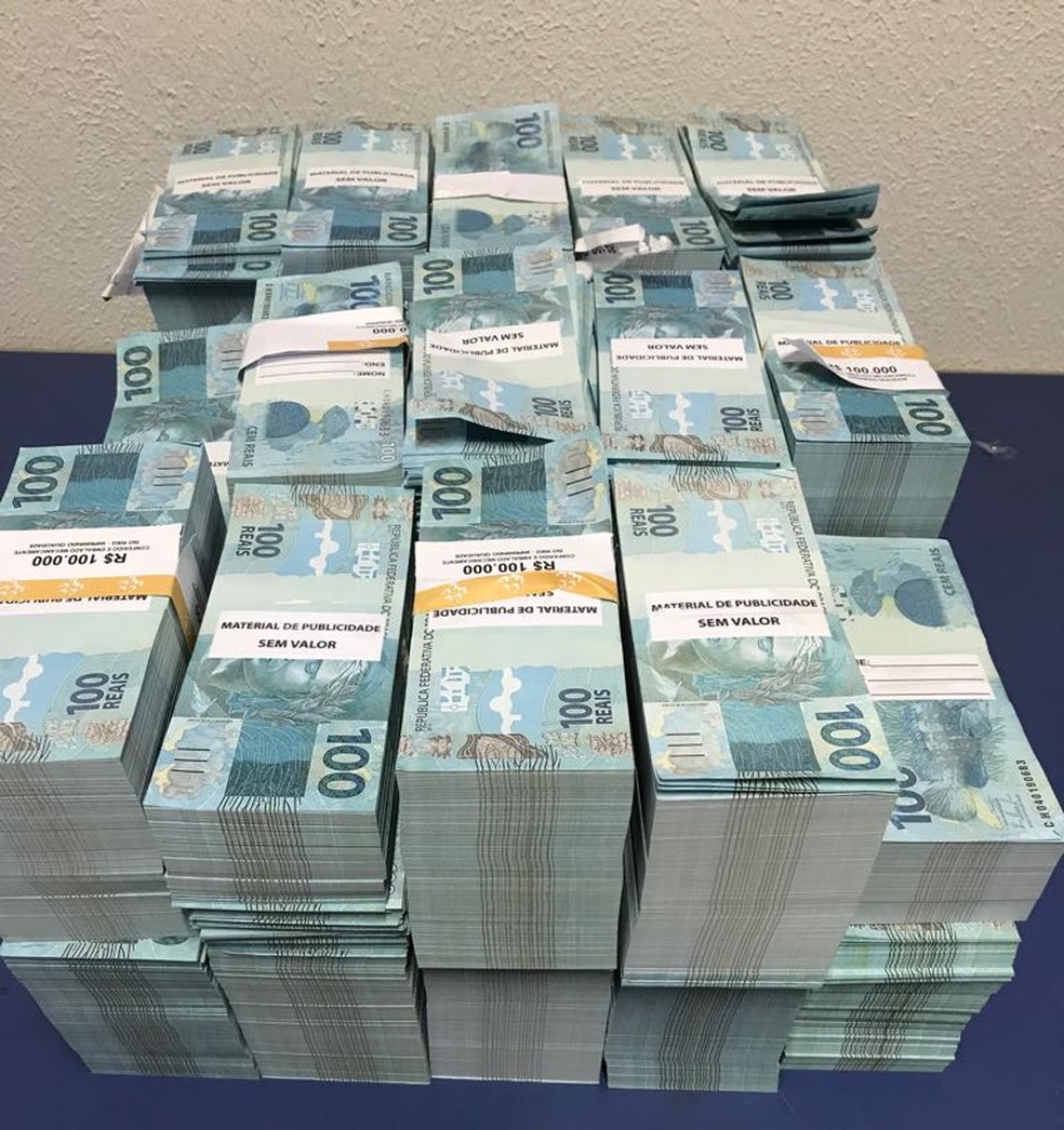Vítima esperava receber R$ 2,8 milhões, mas recebeu mala com R$ 1,2 mil e o restante em notas destinadas à publicidade (Foto: Polícia Civil/Divulgação)