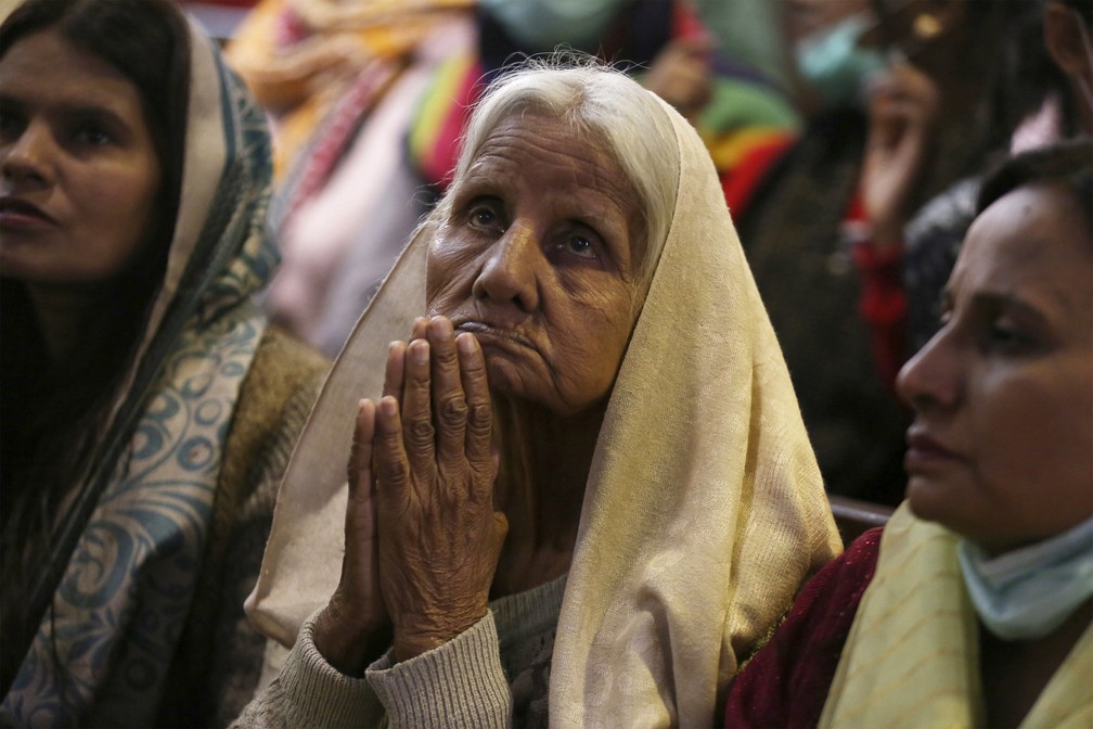 Cristãos participam de uma missa de Natal na Catedral do Sagrado Coração, em Lahore, Paquistão — Foto: K.M. Chaudary/AP