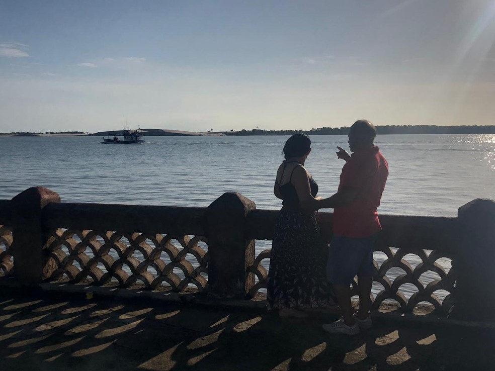 Ao lado da esposa, Durval conta que os dias no mar foram de fé e prudência — Foto: Mateus Ferreira/SVM