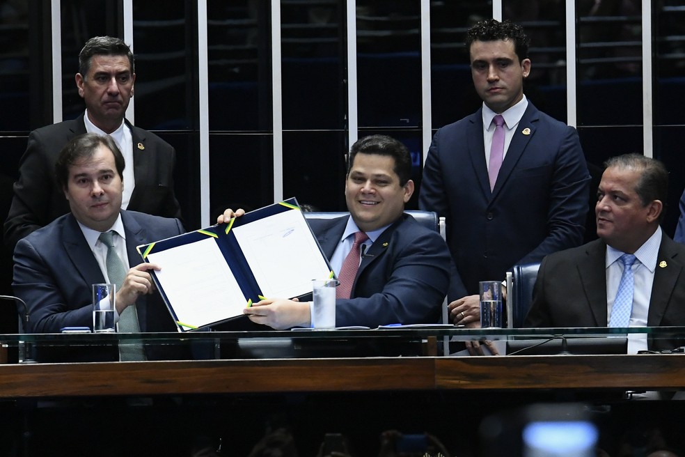 O presidente da Câmara, Rodrigo Maia (DEM-RJ), e o presidente do Senado, Davi Alcolumbre (DEM-AP), durante a promulgação da PEC da reforma da Previdência — Foto: Geraldo Magela/Agência Senado