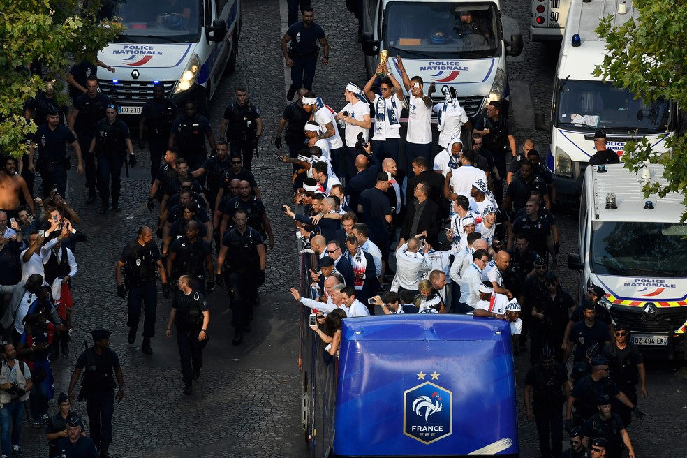 Carreata da FranÃ§a pelas ruas de Paris (Foto: AFP)