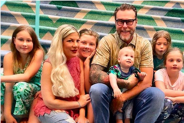 A atriz Tori Spelling com os cinco filhos e o marido (Foto: Instagram)