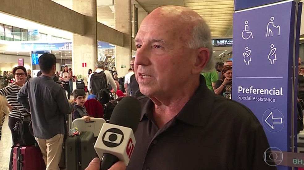 Sidnei Moura, um dos passageiros do voo LA8084, disse que viu o comandante emocionado após pouso — Foto: Reprodução/TV Globo