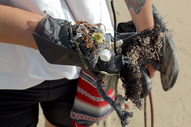 USP - Lixo recolhido em uma manhã de março na praia Brava, em Itajaí  (Foto: Divulgação)