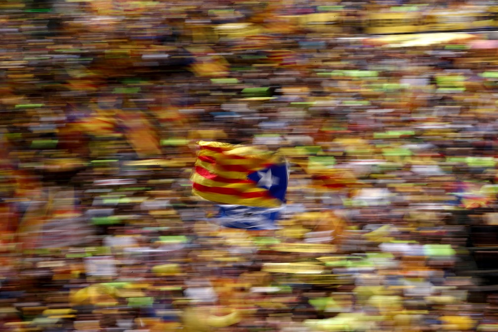 Manifestante a favor da independência da Catalunha balança bandeira separatista (Foto: Albert Gea/Reuters)