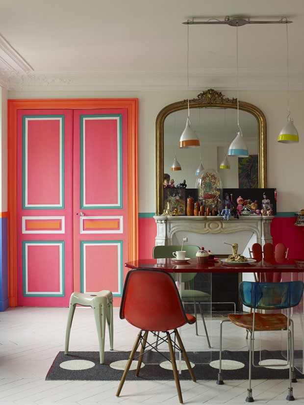 Estilista Manish Arora tem apartamento multicolorido e com peças garimpadas (Foto: Gaelle Le Boulicaut)